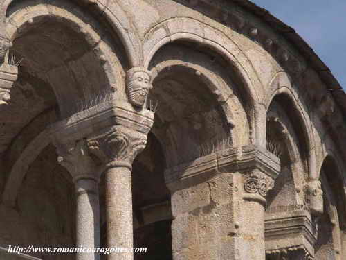 ARQUERA Y DOBLES COLUMNAS DEL CORREDOR